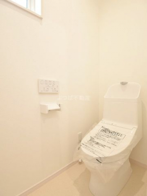 トイレ　手洗い一体型のウォシュレット付きトイレ。スペースの節約ができ、ゆったりとした空間が確保できます。
