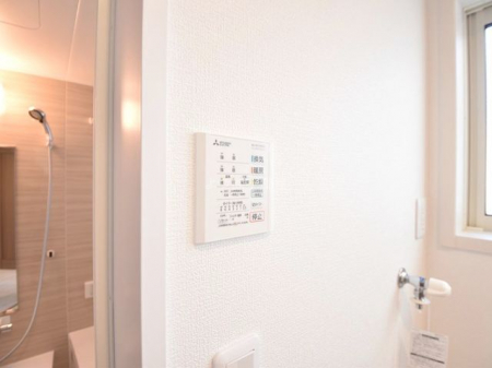 浴室　浴室乾燥機は、浴室内の湿気を取り除いたり、洗濯物を乾かすのに便利です。浴室乾燥機には、浴室のカビを抑制する効果や浴室内が寒いときに暖める効果が期待できます。