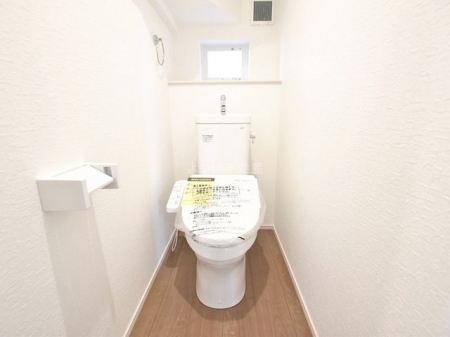 トイレ　手洗い一体型のウォシュレット付きトイレ。スペースの節約ができ、ゆったりとした空間が確保できます。