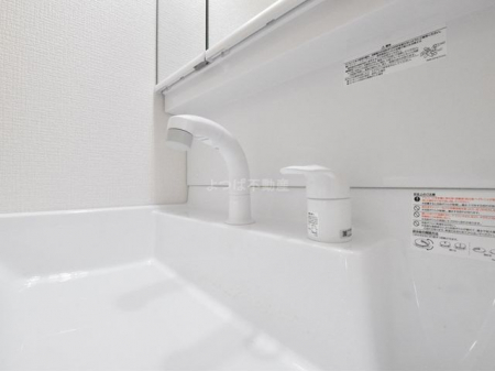 洗面台・洗面所　シャワー付き洗面台で快適な暮らしを。収納力と機能性に優れたお手入れラクラクのゆったりとした洗面台で、朝の忙しい時間でも身支度準備がスムーズに出来そうですね。