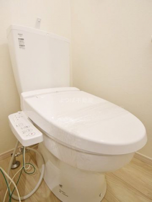 トイレ　手洗い一体型の温水洗浄便座機能付きトイレ。スペースの節約ができ、ゆったりとした空間が確保できます。