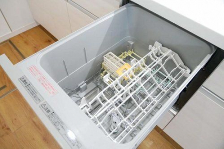 キッチン　食器洗乾燥機付きで家族の食器もピカピカ。食後の後片付け、環境にもママの手にも優しい設備です。システムキッチン内に納まっているので、お料理の邪魔にもならずスッキリ快適にご利用いただけます。
