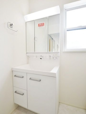 洗面台・洗面所　洗面化粧台は、三面鏡付きタイプのものを採用しています。機能性と美しさを兼ねたこのスペースから、爽やかな一日がはじまります。