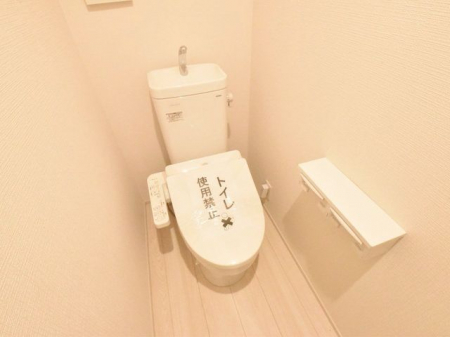 トイレ　手洗い一体型の温水洗浄便座機能付きトイレ。スペースの節約ができ、ゆったりとした空間が確保できます。※同仕様