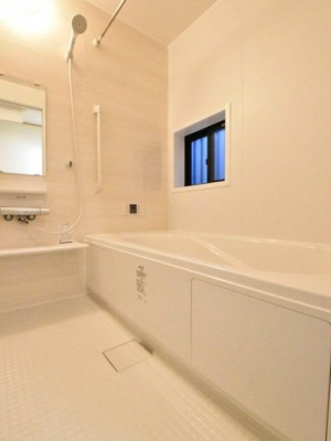 浴室　浴室には浴室乾燥機が付いており、いつも快適で心地の良いバスタイムを実現。雨の日のお洗濯にも大活躍します！湿気の多い梅雨の時期などのカビ対策にもなり、毎日のお風呂掃除が省ける嬉しい設備ですね。※同仕様