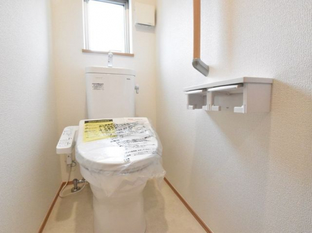 トイレ　手洗い一体型のウォシュレット付きトイレ。スペースの節約ができ、ゆったりとした空間が確保できます。※同仕様