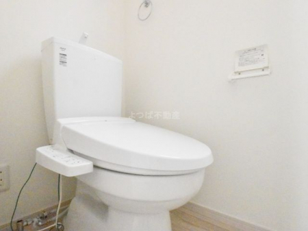 トイレ　手洗い一体型の温水洗浄便座機能付きトイレ。スペースの節約ができ、ゆったりとした空間が確保できます。※同仕様