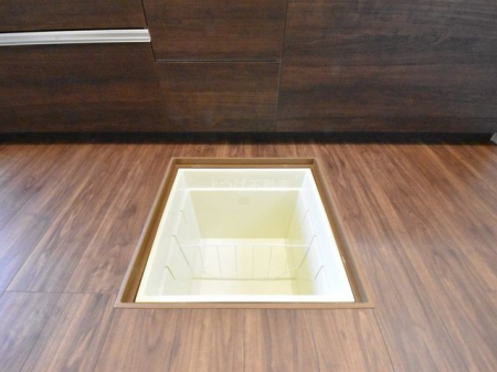 収納　床下収納は使用頻度の少ない物を収納するのに便利なスペース。準備しておきたい防災用品や日用品のストックの保管にも。