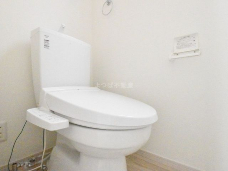 トイレ　温水洗浄便座機能付きのトイレには小窓があり明るく清潔感のある作りになっております。※同仕様