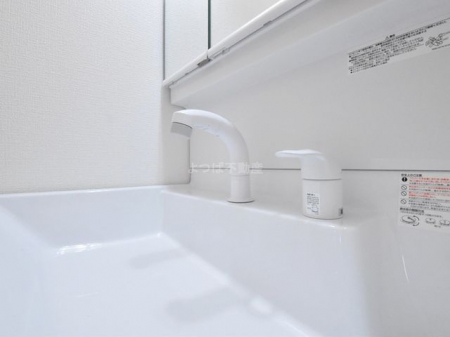 洗面台・洗面所　三面鏡の洗面台は鏡の裏が収納ポケットになっており、ヘアケア用品や歯ブラシなどで散らかりがちな洗面台周りがスッキリと片付られます※同仕様