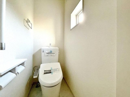 トイレ　温水洗浄便座機能付きのトイレには小窓があり明るく清潔感のある作りになっております。