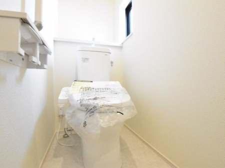 トイレ　手洗い一体型のウォシュレット付きトイレ。スペースの節約ができ、ゆったりとした空間が確保できます。※同仕様