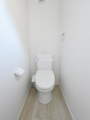 トイレ　手洗い一体型の温水洗浄便座機能付きトイレ。スペースの節約ができ、ゆったりとした空間が確保できます。