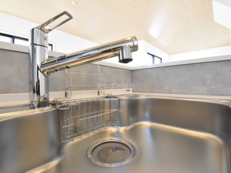 キッチン　浄水器を水道に取り付けることで、フィルターの中で、水道水に含まれる不純物を取り除きます。水道水の雑味や、塩素の味が取り除かれその結果、浄水器を使う事で、水道水が美味しくなります。