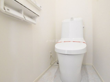 トイレ　ホワイトで統一された清潔感ある空間は、手洗い一体型のトイレ設備です。スペースの節約ができ、ゆったりとした空間が確保できます。便利な収納棚も設置した、使いやすさを重視する造りになっております。