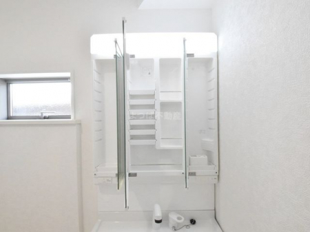 洗面台・洗面所　三面鏡の洗面台は鏡の裏が収納ポケットになっており、ヘアケア用品や歯ブラシなどで散らかりがちな洗面台周りがスッキリと片付られます。