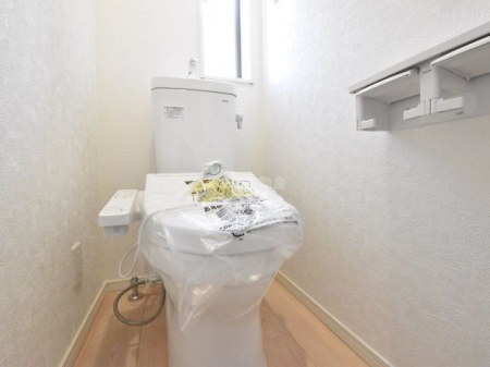 トイレ　温水洗浄便座機能付きのトイレには小窓があり明るく清潔感のある作りになっております。