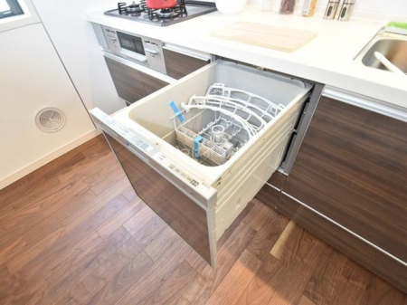 キッチン　シンクやコンロの下などは圧力鍋やパスタ鍋などのかさばる調理器具の出し入れもスムーズに行える大容量の収納でスペースを有効活用できます。※同仕様