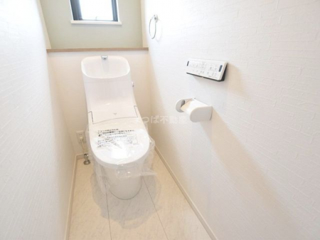 トイレ　ウォシュレット機能付きのトイレです。小窓があるので明るく清潔感があります。