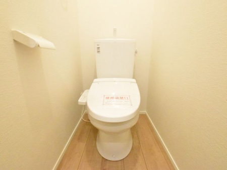 トイレ　温水洗浄便座機能付きのトイレには小窓があり明るく清潔感のある作りになっております。※同仕様